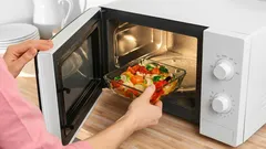 Každý by mal vedieť, ktoré potraviny sa neoplatí ohrievať v mikrovlnke a prečo